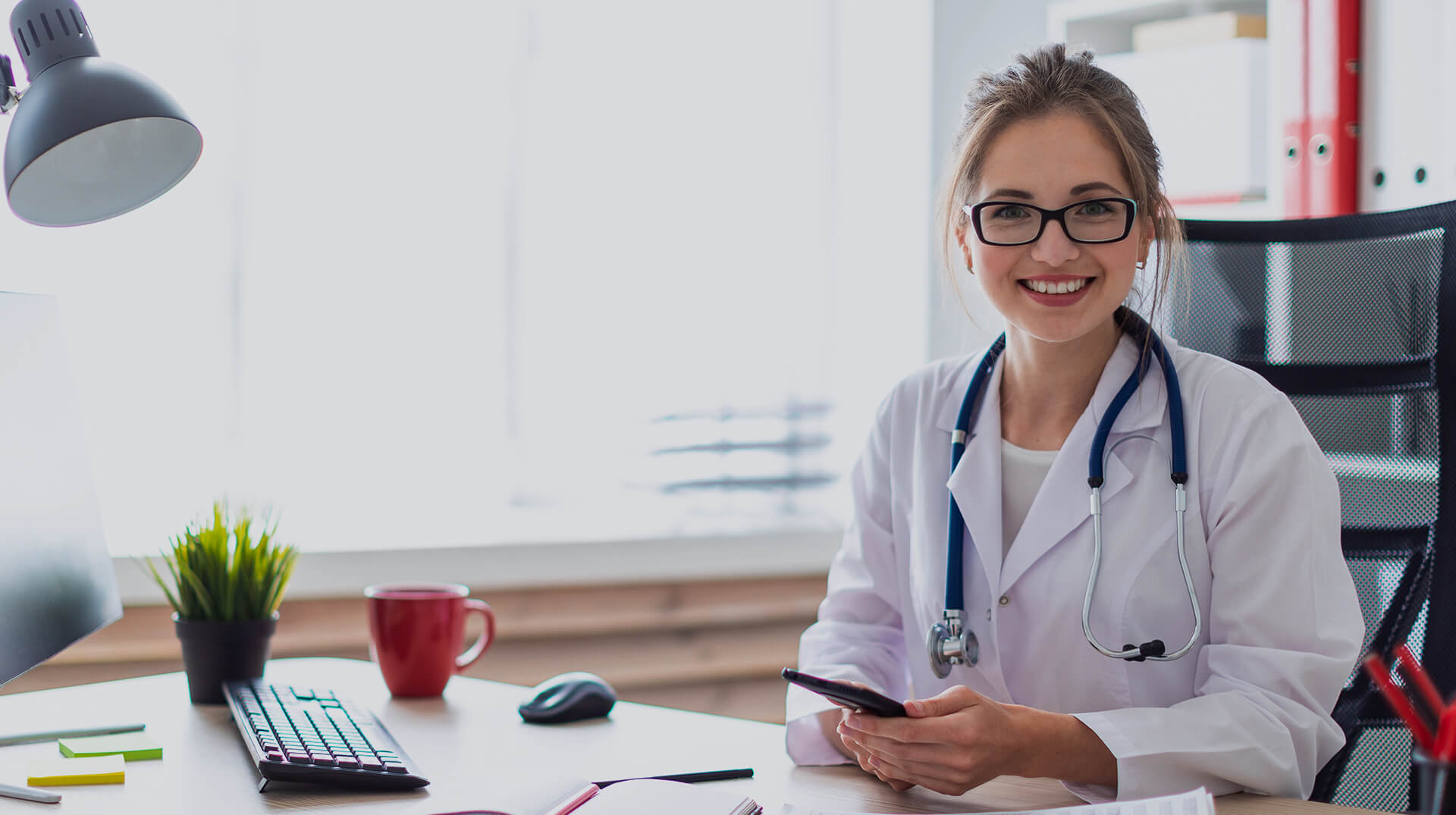 Médico usando computador